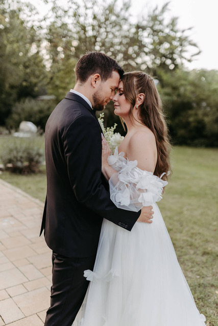 Innige-Umarmung-Brautpaar-Hochzeit-Brandenburg
